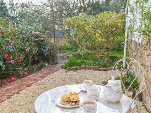 Sitting-out-area | Manor Cottage - Grattan Manor Cottages, Bow, near Crediton