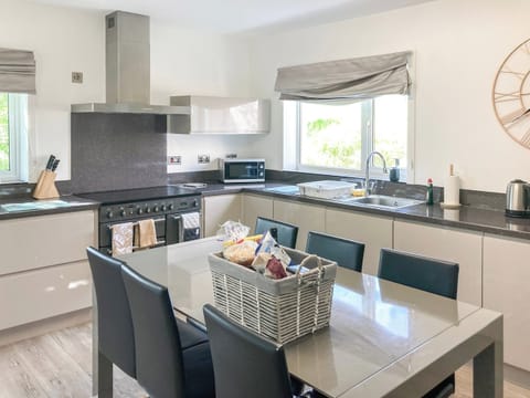 Kitchen/diner | Dalvista Cottage, Loch Leurbost, near Stornoway, Isle of Lewis