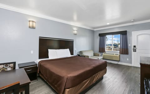 Deluxe Room, 1 King Bed | Desk, iron/ironing board, free WiFi, bed sheets