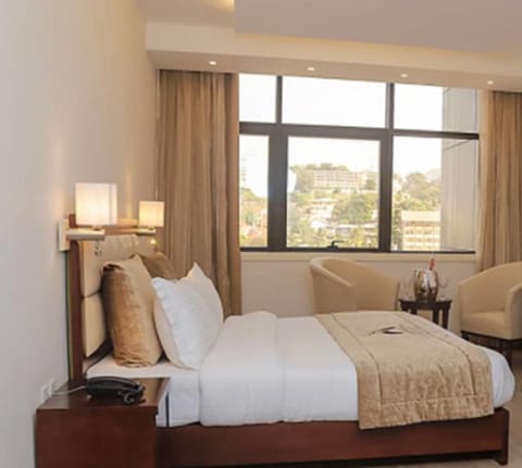 Business Suite, Sea View | Minibar, in-room safe, individually furnished, desk