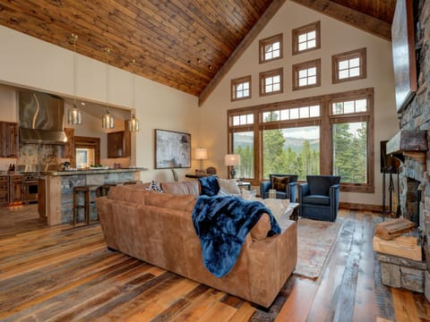 Cowboy Heaven Luxury Suite 3C, Living