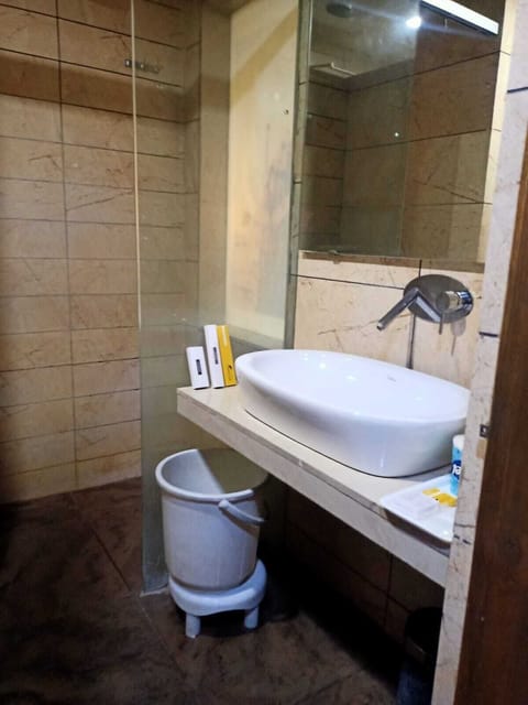 Deluxe Room, 1 Bedroom | Bathroom | Shower, hydromassage showerhead, free toiletries, slippers