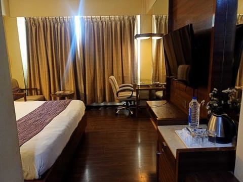 Deluxe Room, 1 Bedroom | Minibar, in-room safe, desk, laptop workspace