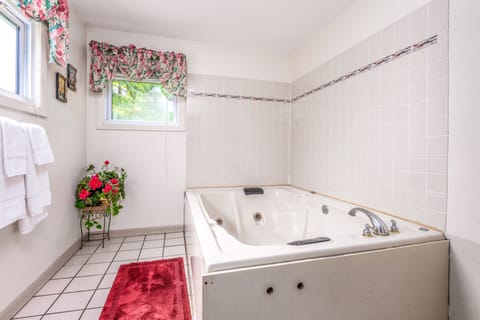 Basic Single Room, 1 King Bed, Hot Tub, Mountain View | Bathroom | Free toiletries, hair dryer, towels