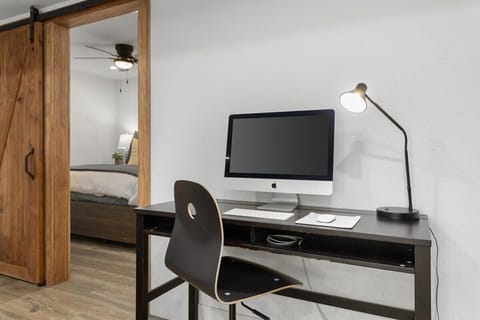 Level 2 | Workstation- iMac, iPad and laser printer