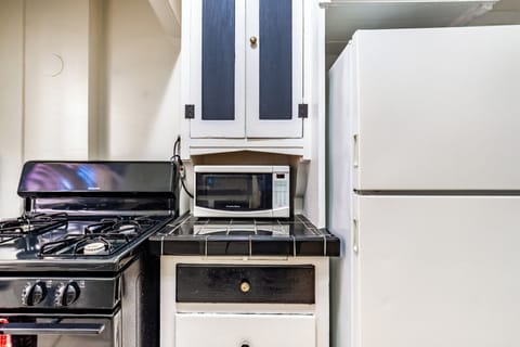 Standard Studio, 1 Queen Bed, Refrigerator & Microwave | Private kitchen | Fridge, microwave, oven, stovetop