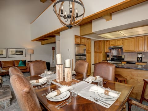 Beaverhead 1404, Dining, 2