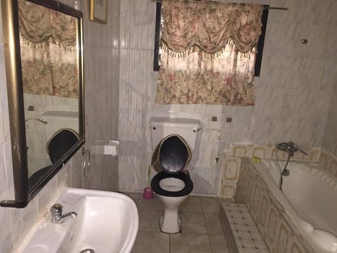 Standard Single Room, 1 Bedroom, Non Smoking | Bathroom | Towels, soap, shampoo, toilet paper