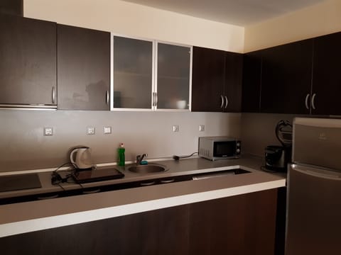 Comfort Apartment, Balcony, Courtyard View | Private kitchen | Electric kettle, cookware/dishes/utensils