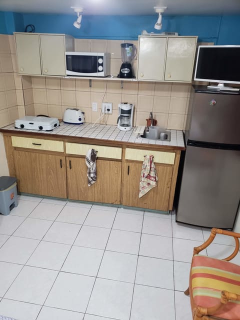 Deluxe Studio | Private kitchen | Cookware/dishes/utensils