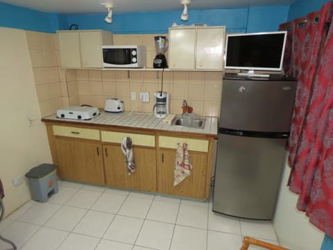 Deluxe Studio | Private kitchen | Cookware/dishes/utensils