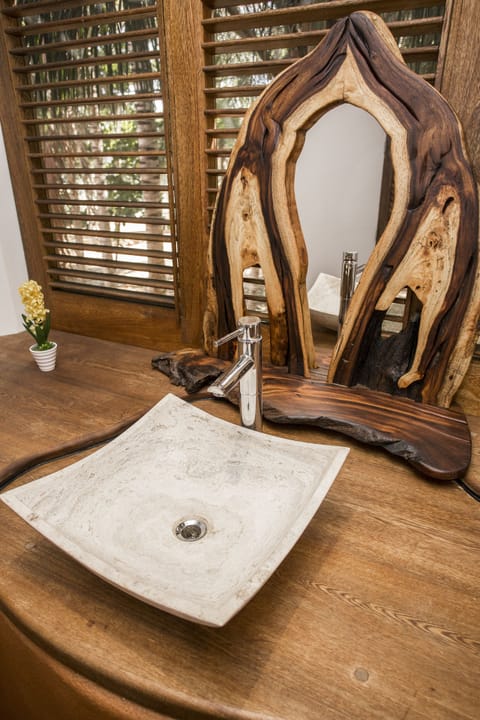 Bathroom sink