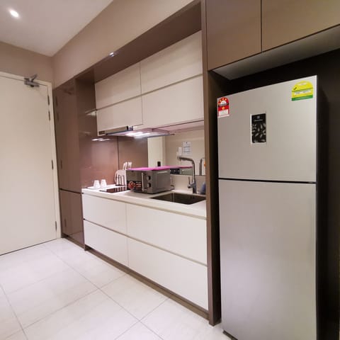 Luxury Suite | Private kitchen | Full-size fridge, microwave, stovetop, electric kettle