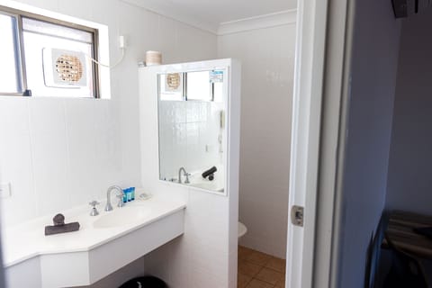 Twin Room | Bathroom | Shower, free toiletries, towels, soap