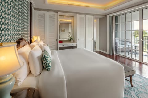 Mia Suite | Premium bedding, memory foam beds, minibar, in-room safe