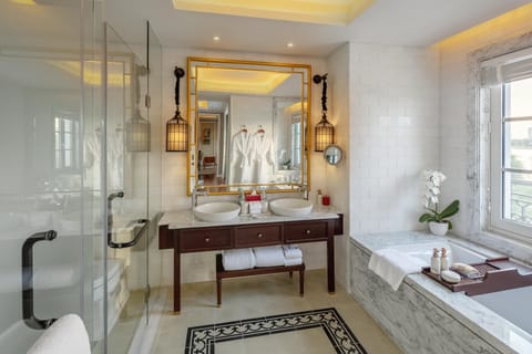 Mia Suite | Bathroom | Separate tub and shower, rainfall showerhead, free toiletries