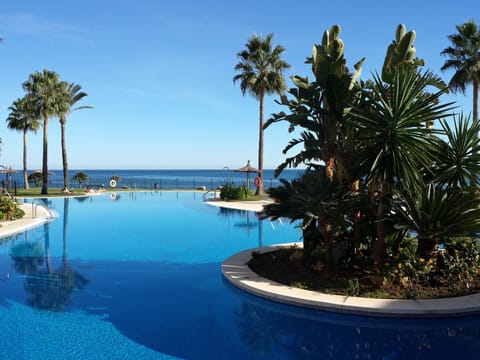 4 outdoor pools, sun loungers
