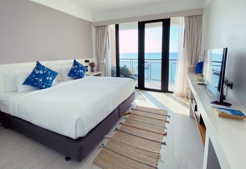 Sea View Superior King Room | Minibar, in-room safe, blackout drapes, iron/ironing board