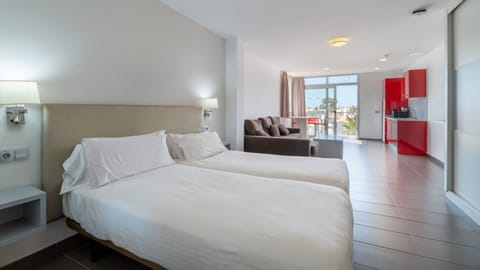 Premium bedding, in-room safe, free WiFi, bed sheets