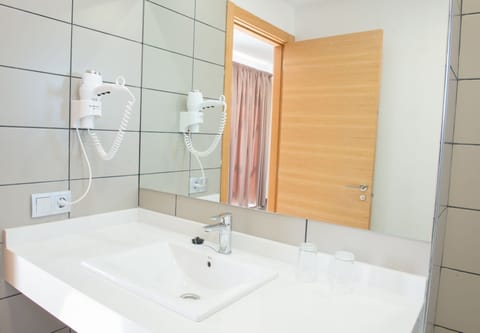 Junior Suite, Balcony | Bathroom | Shower, towels