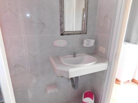 Comfort Triple Room | Bathroom | Shower, free toiletries, hair dryer, towels