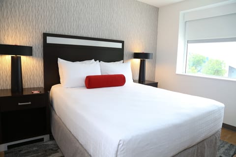 Classic Queen Room | Premium bedding, in-room safe, desk, laptop workspace