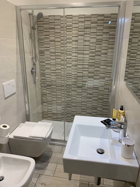 Standard Apartment, 1 Bedroom, Terrace | Bathroom | Shower, hair dryer, bidet, towels