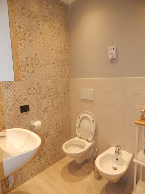 Triple Room, Ground Floor | Bathroom | Free toiletries, hair dryer, slippers, bidet