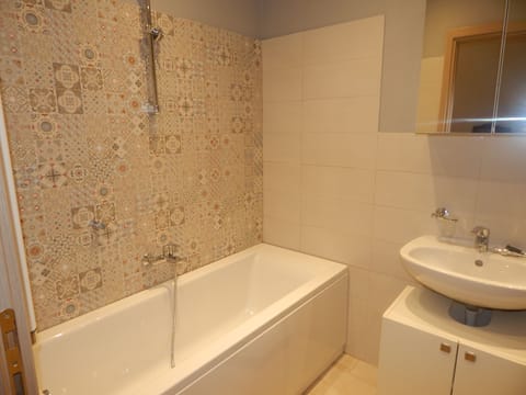 Triple Room, Ground Floor | Bathroom | Free toiletries, hair dryer, slippers, bidet