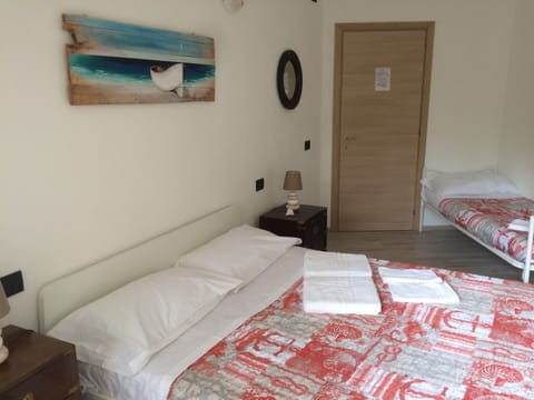 1 bedroom, desk, rollaway beds, free WiFi