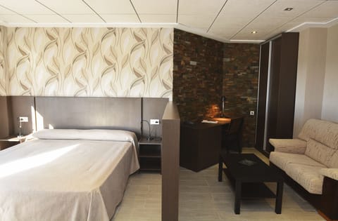 Junior Suite | Bathroom | Combined shower/tub, free toiletries, hair dryer, bidet