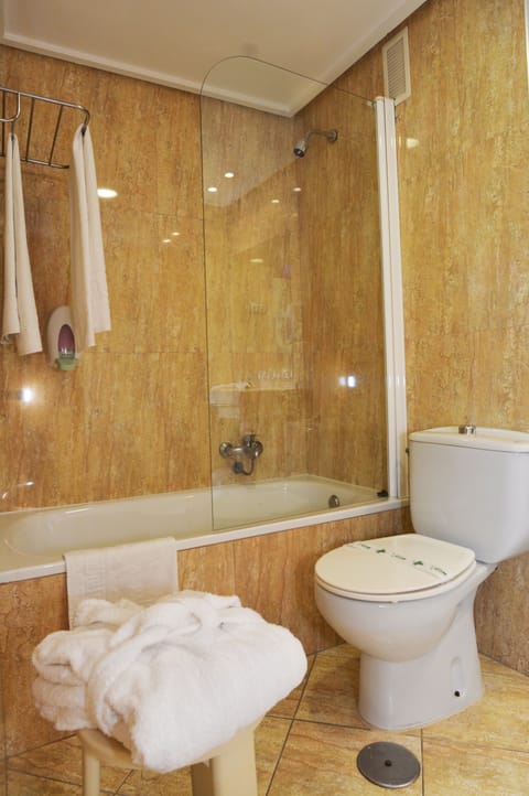 Double room with living room | Bathroom | Combined shower/tub, free toiletries, hair dryer, bidet