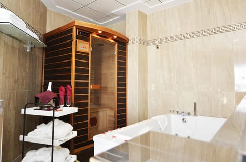 Junior Suite | Bathroom | Combined shower/tub, free toiletries, hair dryer, bidet