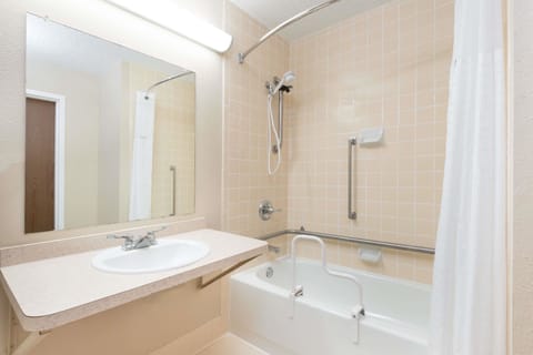 Standard Room, 1 Queen Bed, Accessible, Non Smoking | Bathroom | Combined shower/tub, eco-friendly toiletries, towels