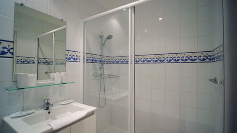 Standard Room, Balcony | Bathroom | Free toiletries, hair dryer, towels