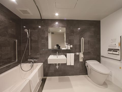 Universal Twin Room | Bathroom | Free toiletries, hair dryer, slippers, bidet