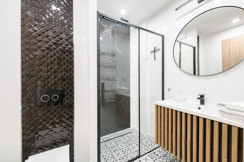 Comfort Apartment | Bathroom | Shower, free toiletries, hair dryer, towels