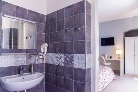 Shower, free toiletries, hair dryer, bidet