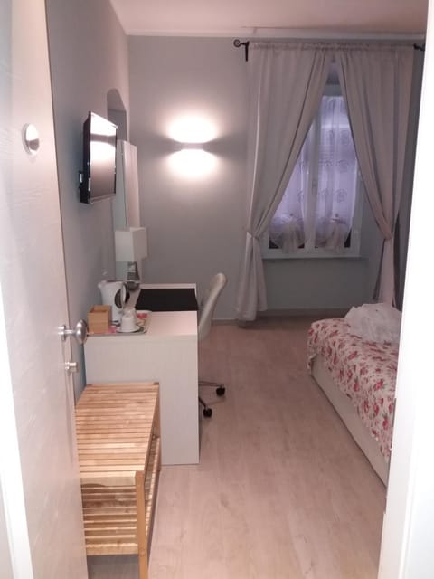 Desk, cribs/infant beds, free WiFi