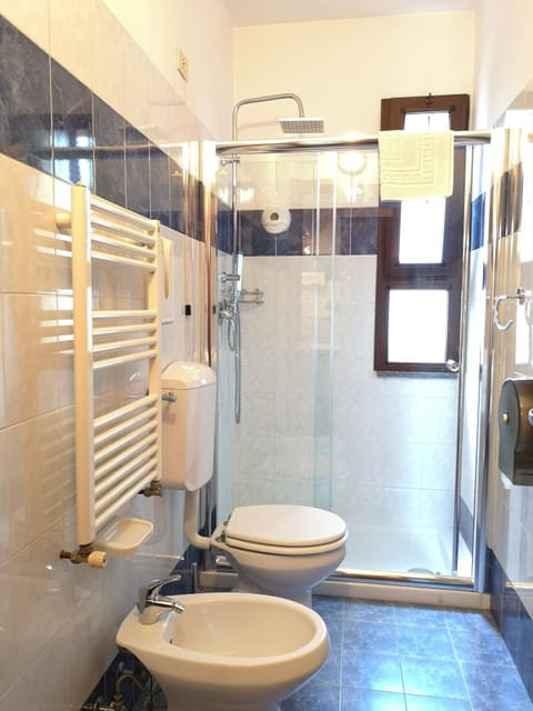 Twin Room | Bathroom | Shower, rainfall showerhead, hair dryer, bidet