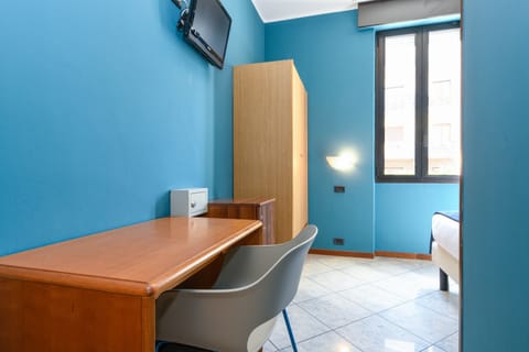 Single Room | Hypo-allergenic bedding, pillowtop beds, minibar, in-room safe