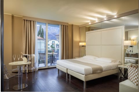 Deluxe Triple Room, Balcony | Minibar, in-room safe, individually furnished, desk