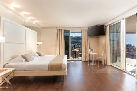 Doppia Junior Suite Deluxe, terrazza | Minibar, in-room safe, individually furnished, desk