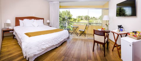 Junior Suite, 1 King Bed, Private Bathroom | Premium bedding, minibar, in-room safe, desk