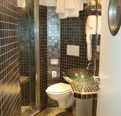 Junior Suite, Balcony | Bathroom | Shower, free toiletries, hair dryer, towels