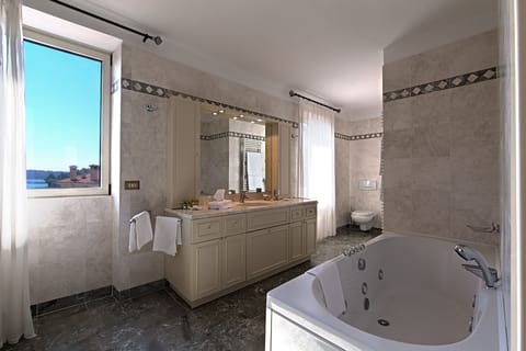 Superior Double Room, Sea View | Bathroom | Shower, free toiletries, hair dryer, towels