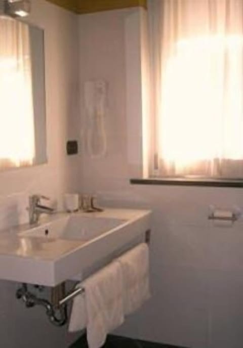 Superior Double or Twin Room, Non Smoking | Bathroom sink