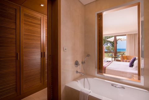 Superior Bungalow, Sea View | Bathroom | Towels