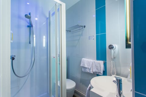 Standard Single Room | Bathroom | Shower, hair dryer, towels