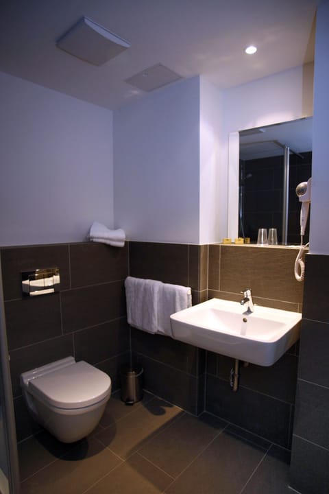 Single Room, 1 Twin Bed | Bathroom amenities | Combined shower/tub, hair dryer, towels